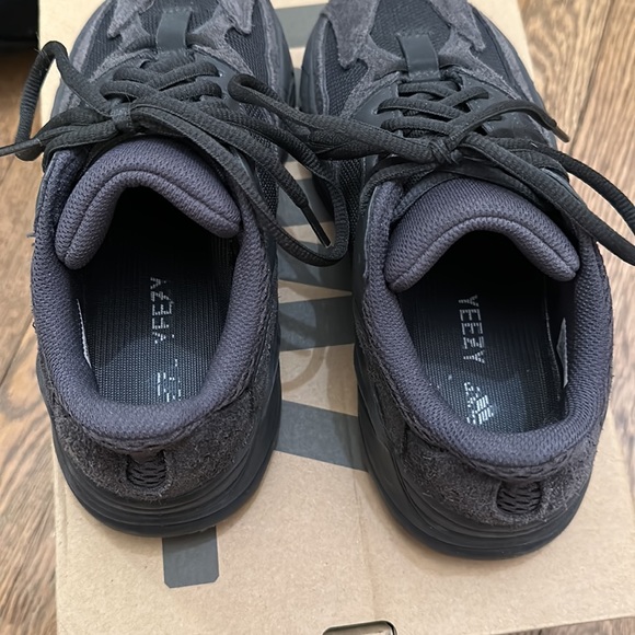 Yeezy Boost 700 - Picture 6 of 9